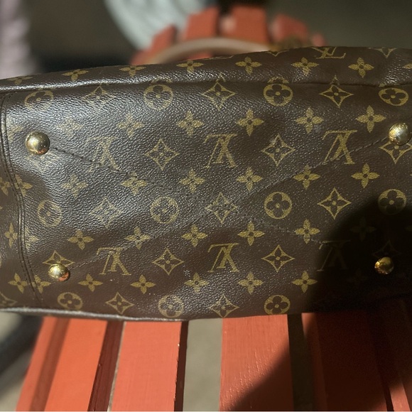 Louis V. Artsy bag with some custom leather work embellishments. - Picture 11 of 13